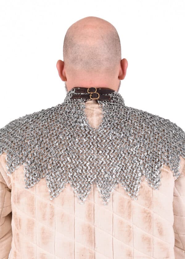Bischofskragen mit Lederriemen und Schnallen