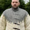 Bischofskragen mit Lederriemen und Schnallen