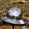 Eisenhut mit Spangen und Wangenklappen, 14. Jh., 1,6 mm Stahl