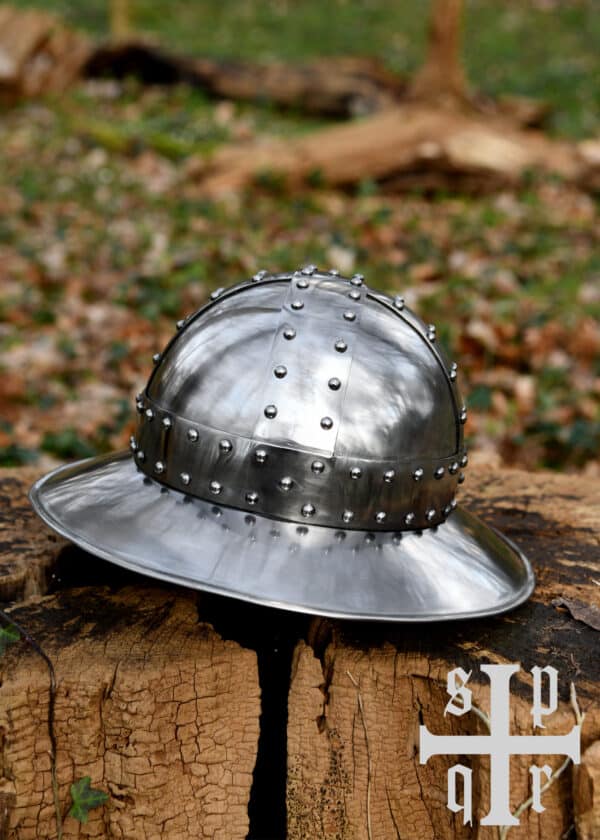 Eisenhut mit Spangen und Wangenklappen, 14. Jh., 1,6 mm Stahl