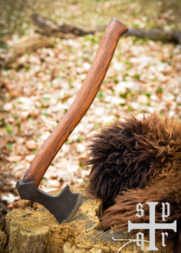 Vikingská bradatá sekera z uhlíkovej ocele, neleštená, s násadou z jaseňového dreva