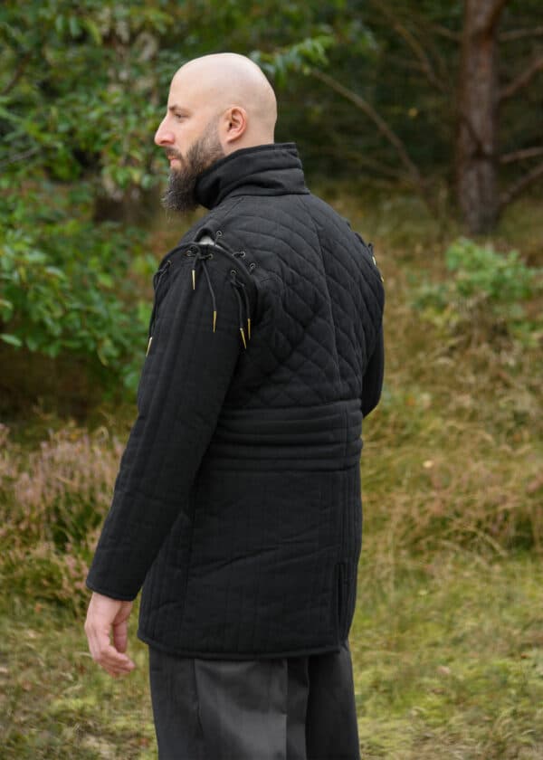 Langer Gambeson mit Schnallen und abnehmbaren Ärmeln, schwarz