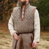 Ärmelloser Gambeson mit handgefertigen Details, braun