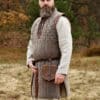 Ärmelloser Gambeson mit handgefertigen Details, braun