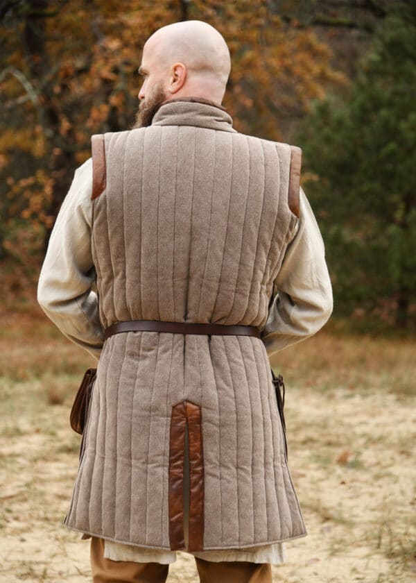 Ärmelloser Gambeson mit handgefertigen Details, braun