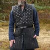 Ärmelloser Gambeson mit handgefertigen Details, schwarz
