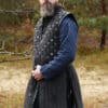Ärmelloser Gambeson mit handgefertigen Details, schwarz