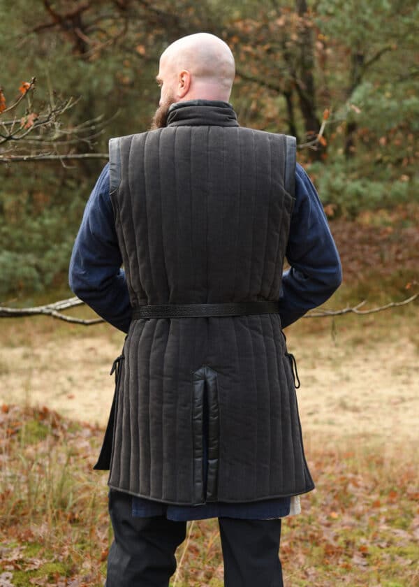 Ärmelloser Gambeson mit handgefertigen Details, schwarz