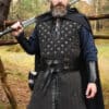 Ärmelloser Gambeson mit handgefertigen Details, schwarz