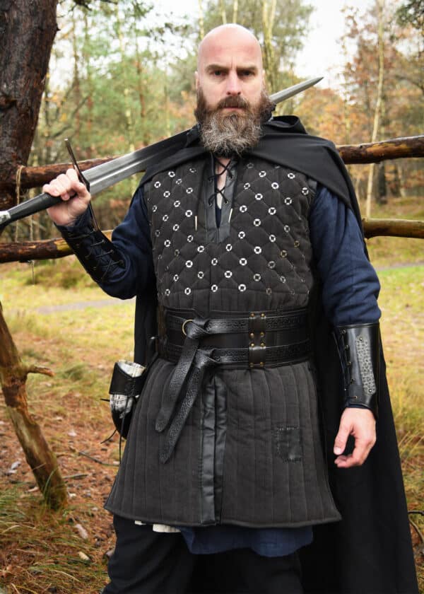Ärmelloser Gambeson mit handgefertigen Details, schwarz