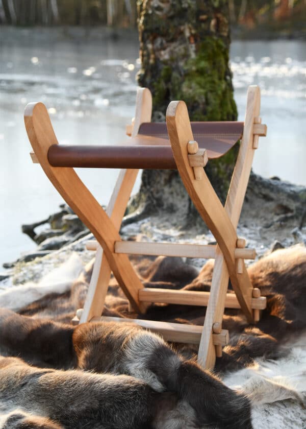 Mittelalter-Scherenstuhl mit Ledersitz