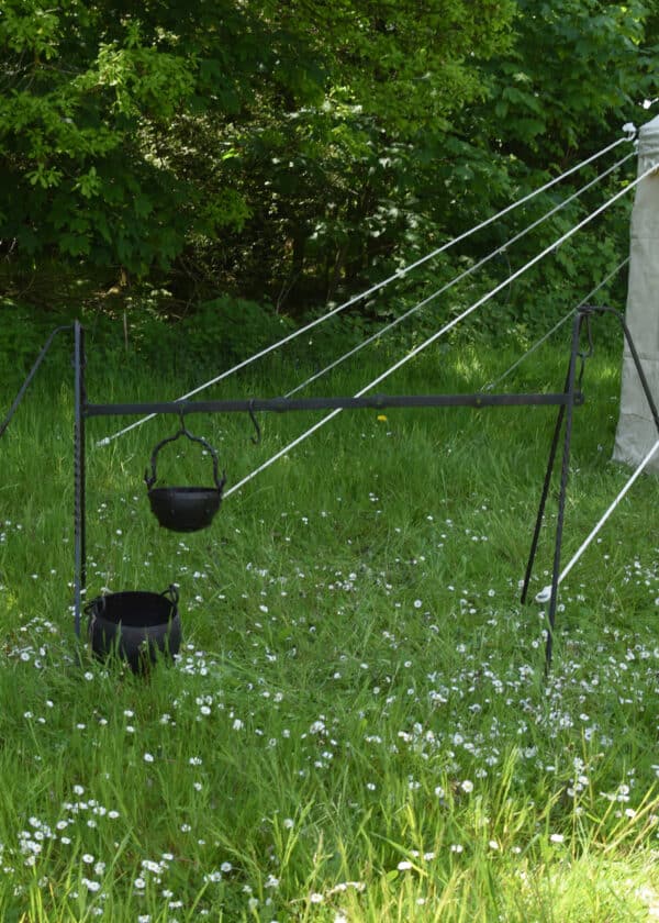 Rechteckige Stahlstange für Mittelalterlager, 6 Löcher, ca. 150 cm