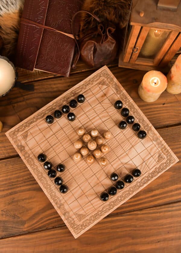 Hnefatafl – vikingská dosková hra z dreva