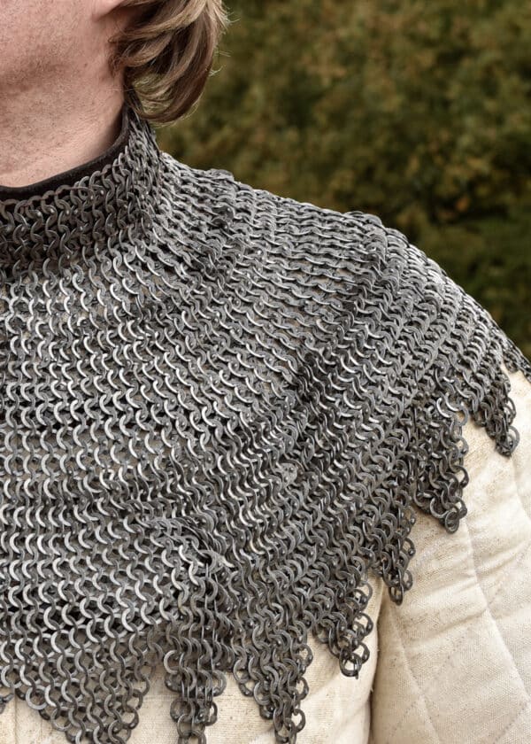 Bischofskragen, Kettenkragen mit Lederriemen und Schnallen