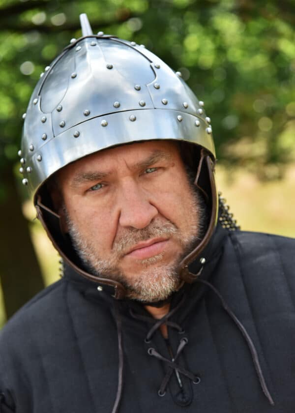 Spangenhelm mit Wangenklappen und Brünne, 2 mm Stahl