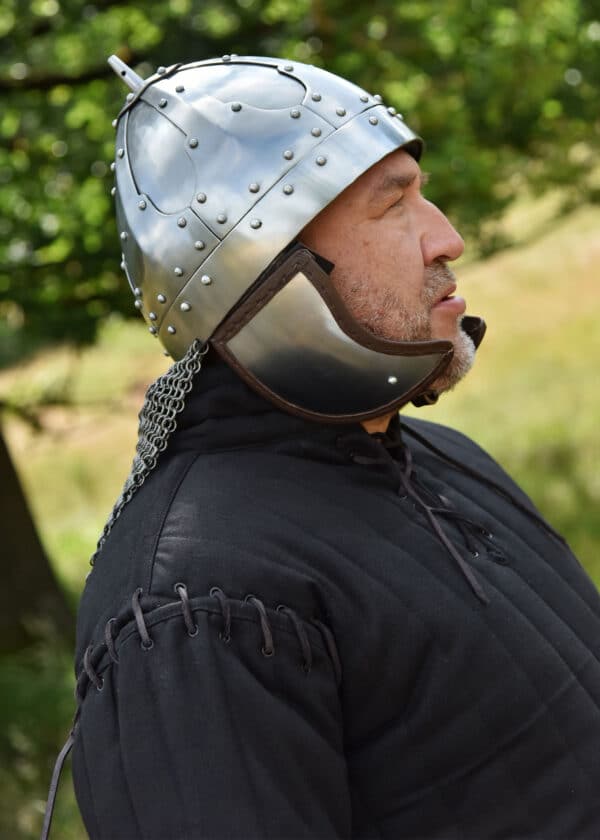 Spangenhelm mit Wangenklappen und Brünne, 2 mm Stahl