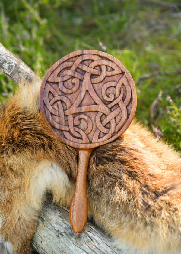 Handspiegel aus Holz mit Triskele und keltischen Knoten, ca. 28 cm